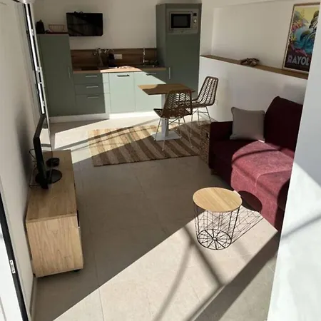 דירה Sea View With Large Terrace 5-min Walk To The
