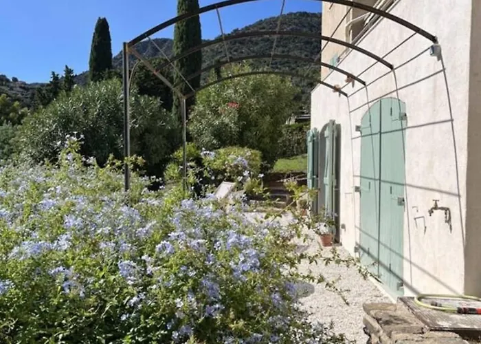 Apartman Sea View With Large Terrace 5-min Walk To The