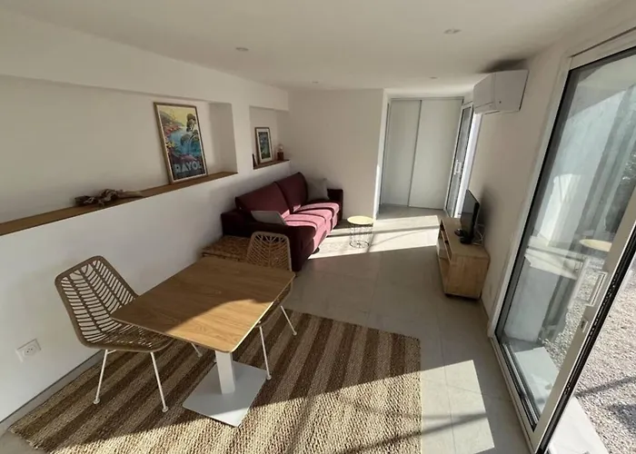 شقة Sea View With Large Terrace 5-min Walk To The *